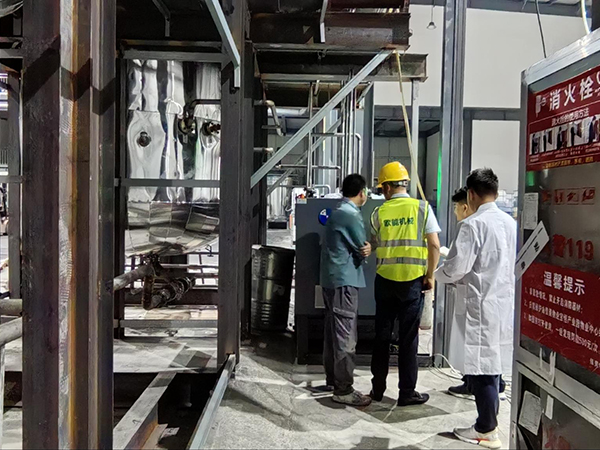 樹(shù)脂反應(yīng)釜內(nèi)外雙盤(pán)管控溫雙機(jī)一體模溫機(jī)