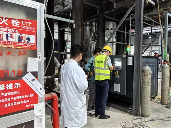 樹(shù)脂反應(yīng)釜內(nèi)外雙盤(pán)管控溫雙機(jī)一體模溫機(jī)