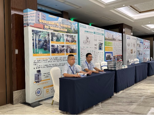 第二屆磷酸鐵鋰產(chǎn)業(yè)鏈高峰論壇，歐能機械展示模溫機溫控設(shè)備創(chuàng)新技術(shù)